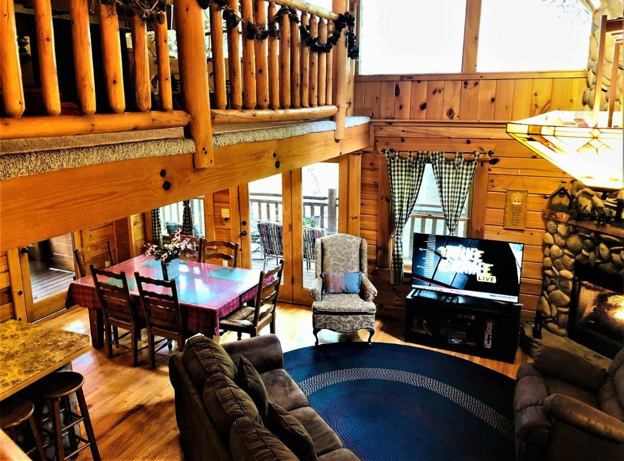 Bear Pleasures Cabin Villa Gatlinburg Exterior photo